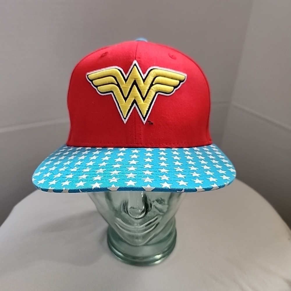 DC Comics Vibrant Red Cap - Picture 3 of 9